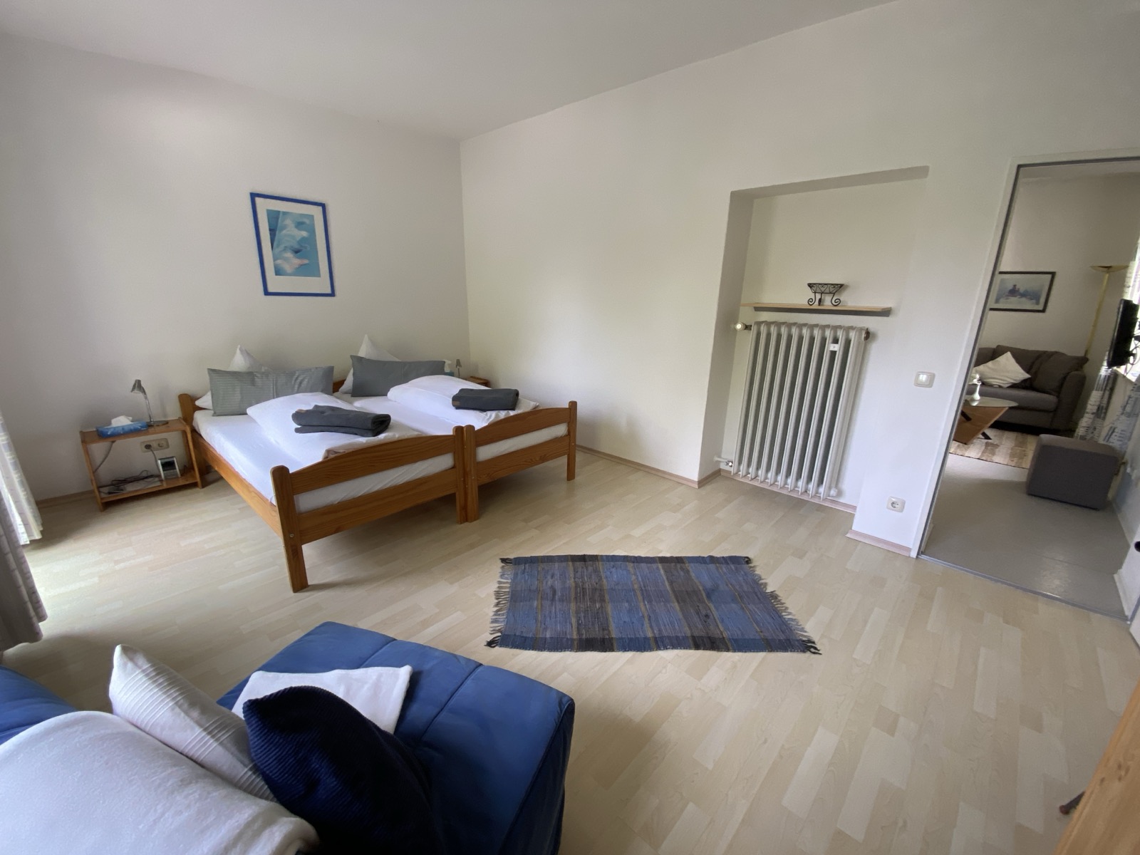 Schlafzimmer mit Durchgang zum Wohn-Essbereich