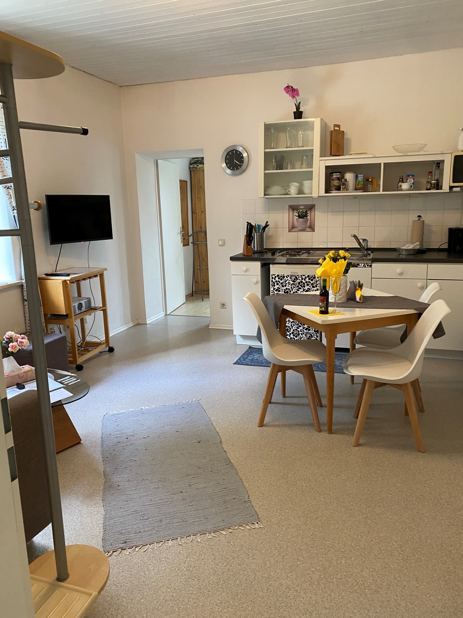 Ferienwohnung Benediktenwand - helles Wohnzimmer mit Holzboden in Bad Tölz