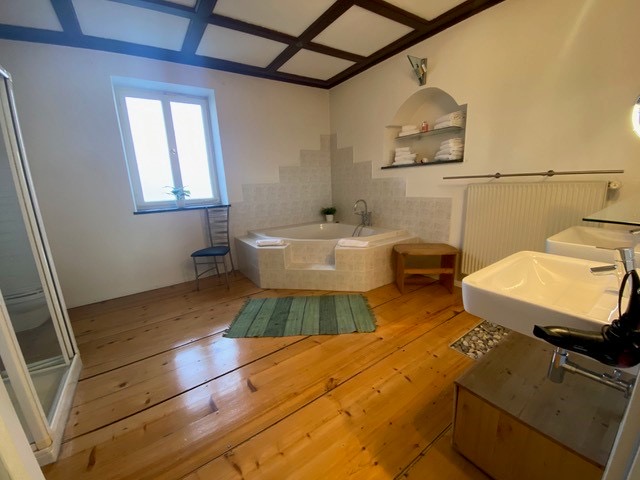Badezimmer mit Badewanne