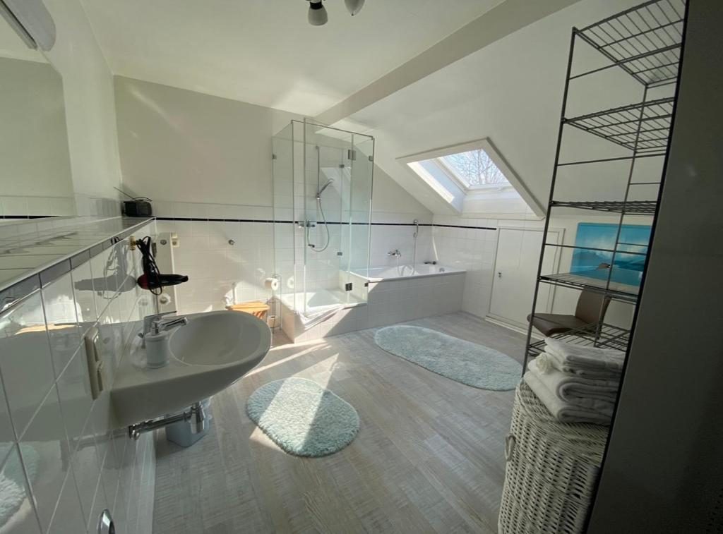 Bad mit Dusche und Wanne