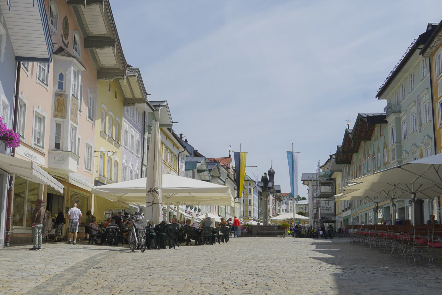 Marktstraße Bad Tölz mit historischen Häuserfassaden und Alpenblick