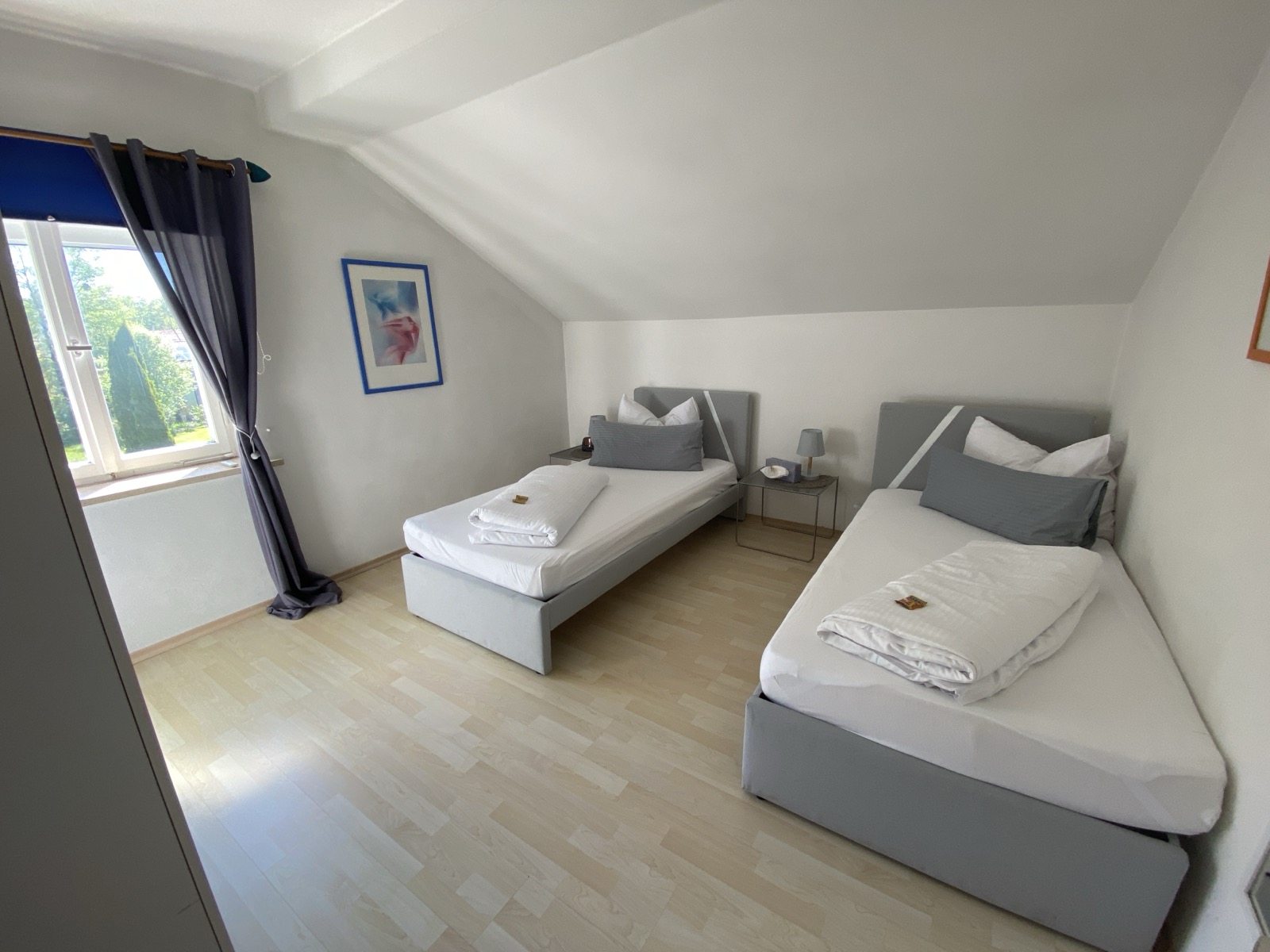 Schlafzimmer mit getrennten Betten