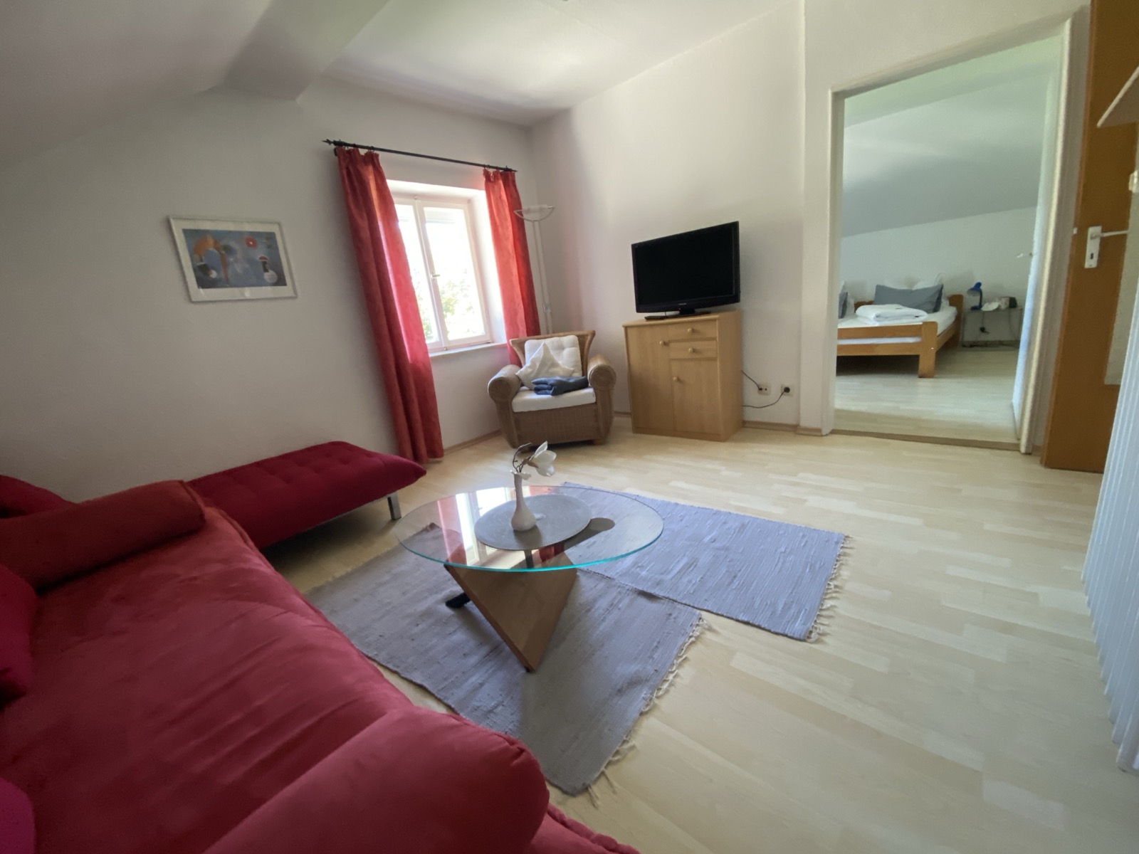 Wohnzimmer mit Blick zum Schlafzimmer