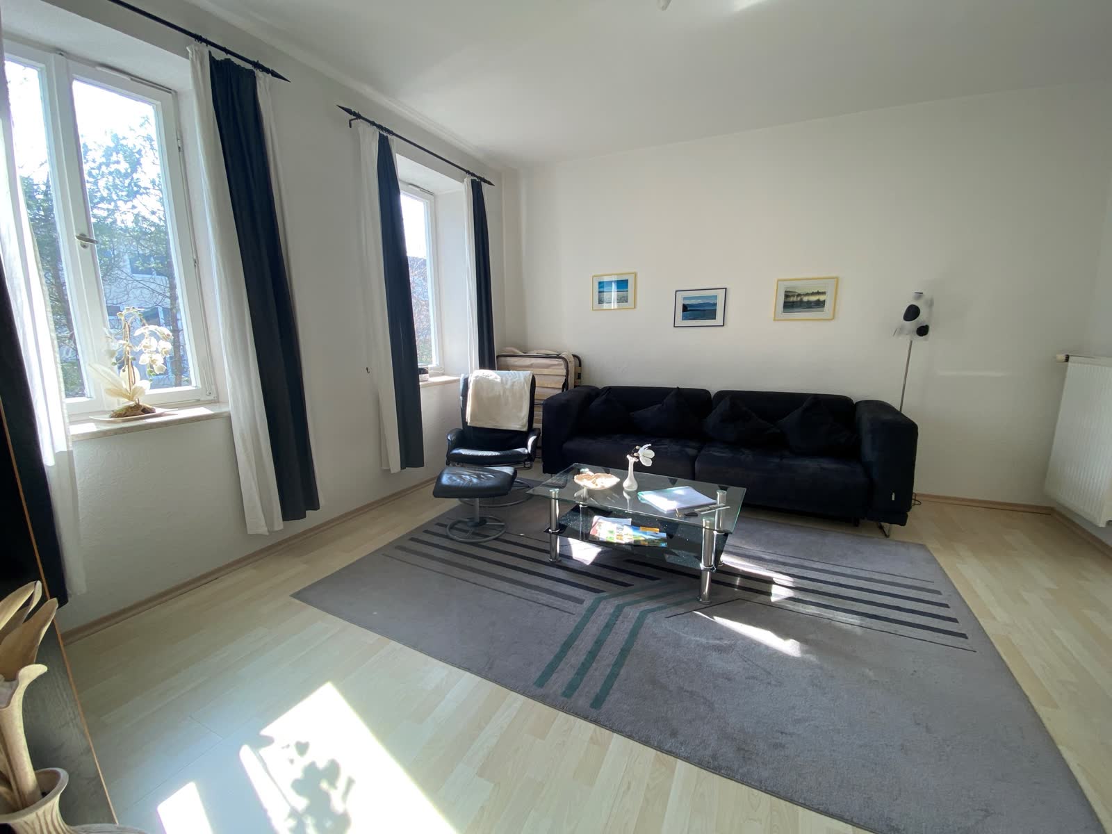 Ferienwohnung Schafreuter - gemütliches Wohnzimmer mit Balkon in Bad Tölz