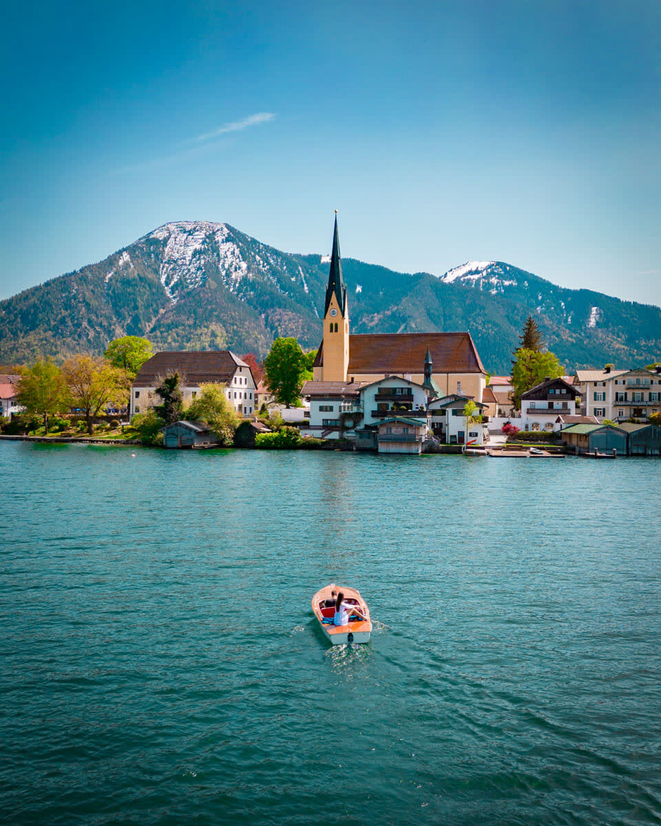 Tegernsee mit Kirche Rottach-Egern und Bergpanorama